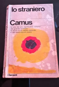 Lo straniero Albert Camus recensione 800x600 1